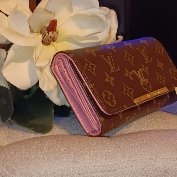 Vintage Louis Vuitton Wallet,Vuitton book,magnet,receipt,authentification paper. - Picture 8 of 16